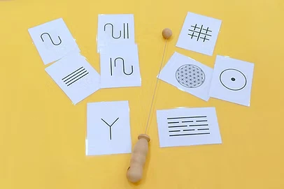 Man sieht die Einhandrute mit vielen Symbolkarten.