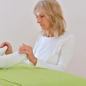 >Patient liegt in Rückenlage; Energieströmen der Füße.